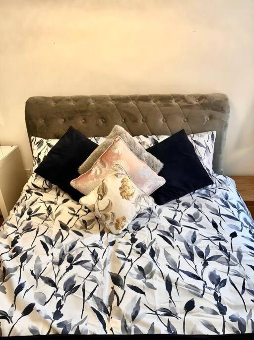 City Centre Apartment. Ρέξαμ Εξωτερικό φωτογραφία