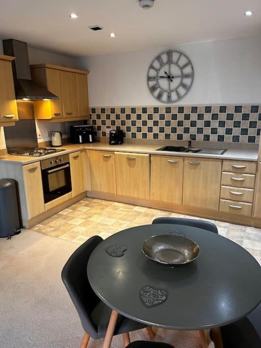 City Centre Apartment. Ρέξαμ Εξωτερικό φωτογραφία