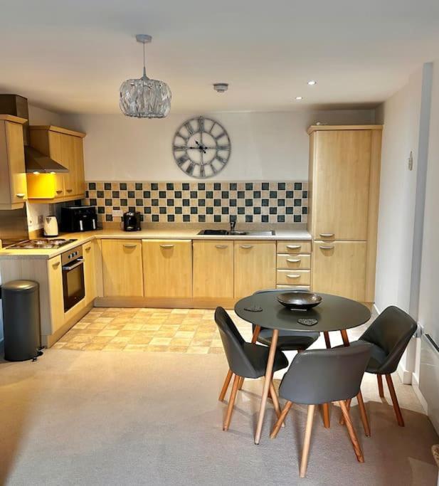 City Centre Apartment. Ρέξαμ Εξωτερικό φωτογραφία