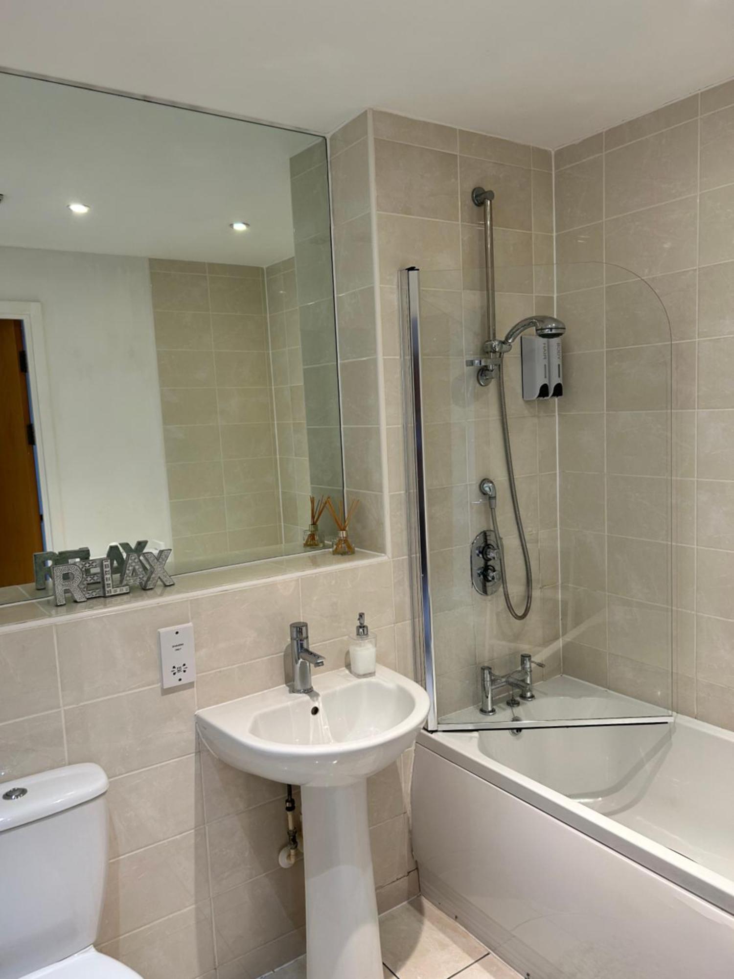 City Centre Apartment. Ρέξαμ Εξωτερικό φωτογραφία